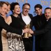 Aaron Paul, Vince Gilligan et Bryan Cranston avec leurs prix pour Breaking Bad lors des Golden Globes à Los Angeles le 12 janvier 2014