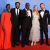 Lupita Nyong'o, Chiwetel Ejiofor, le réalisateur Steve McQueen, Sarah Paulson et Michael Fassbender (équipe du film Twelve Years a Slave, meilleur drame) lors des Golden Globes à Los Angeles le 12 janvier 2014