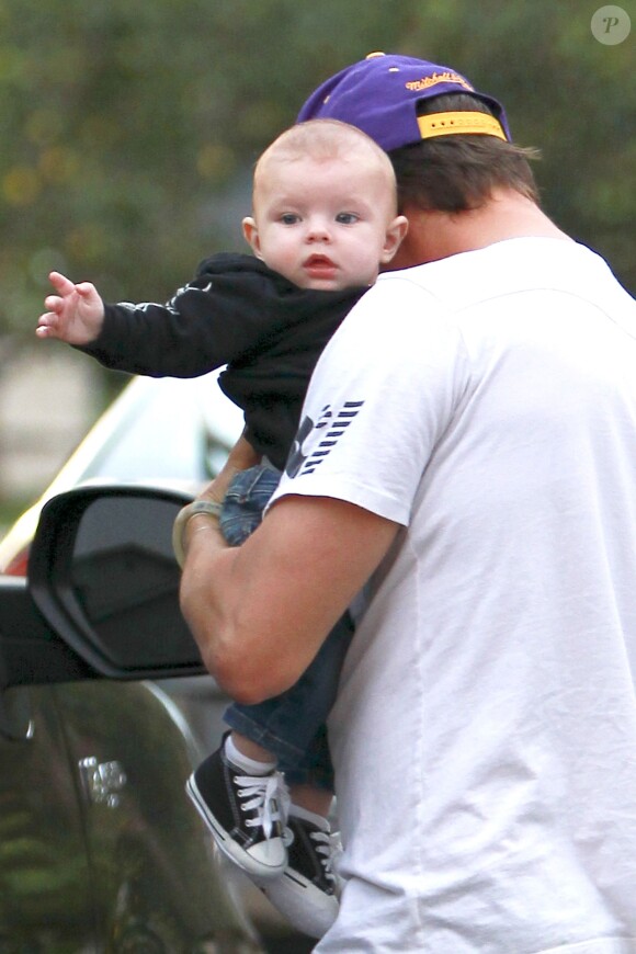 Josh Duhamel et son fils Axl dans les rues de Brentwood, le 12 janvier 2014.