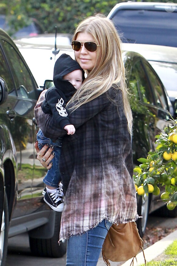 Fergie et son fils Axl dans les rues de Brentwood à Los Angeles, le 12 janvier 2014.