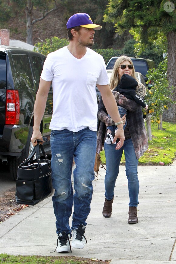 Fergie en compagnie de son mari Josh Duhamel et de leur fils Axl à Brentwood, le 12 janvier 2014.
