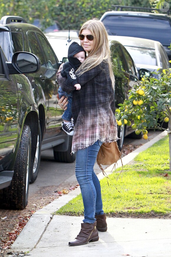 Fergie en compagnie de son fils Axl à Brentwood, le 12 janvier 2014.