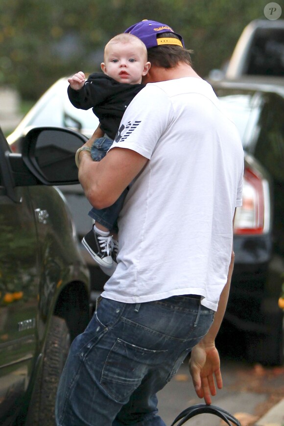 Josh Duhamel et son fils Axl dans les rues de Brentwood, le 12 janvier 2014.
