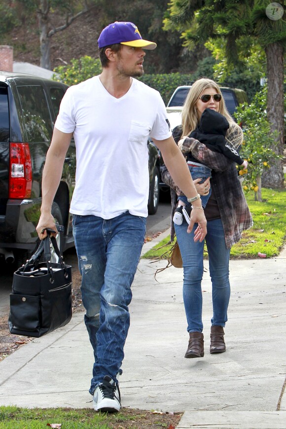 Fergie avec son mari Josh Duhamel et leur fils à Brentwood, le 12 janvier 2014.