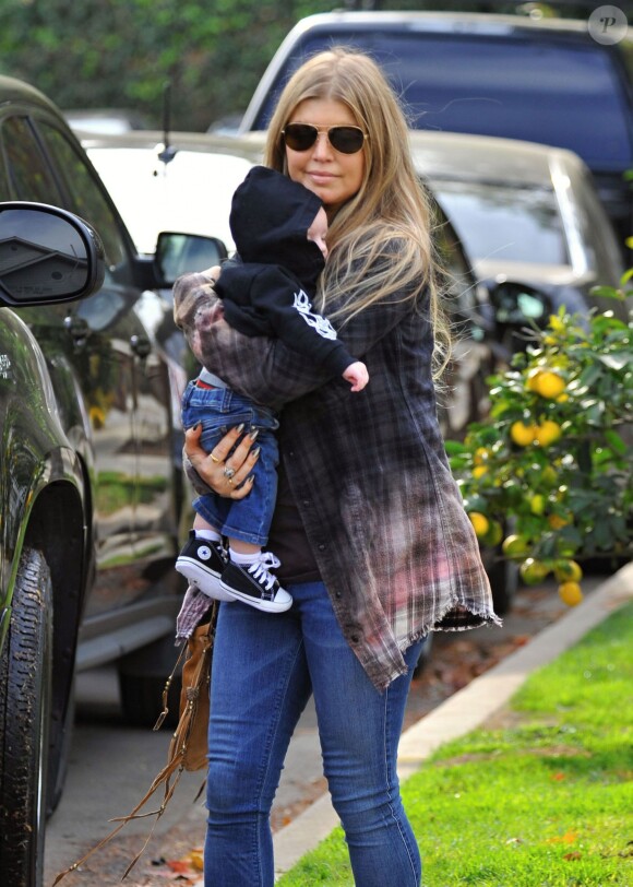 Fergie en compagnie de son mari Josh Duhamel et de leur fils Axl à Brentwood, le 12 janvier 2014.