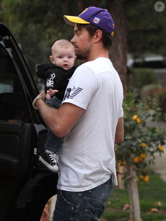 Josh Duhamel et son fils Axl à Brentwood, le 12 janvier 2014.