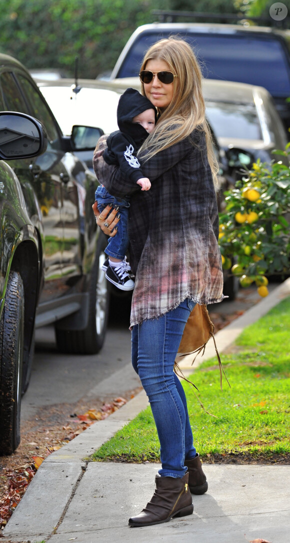 Fergie en compagnie de son mari Josh Duhamel et de leur fils Axl à Brentwood, le 12 janvier 2014.