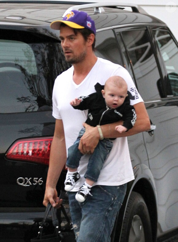 Josh Duhamel et son fils Axl à Brentwood, le 12 janvier 2014.