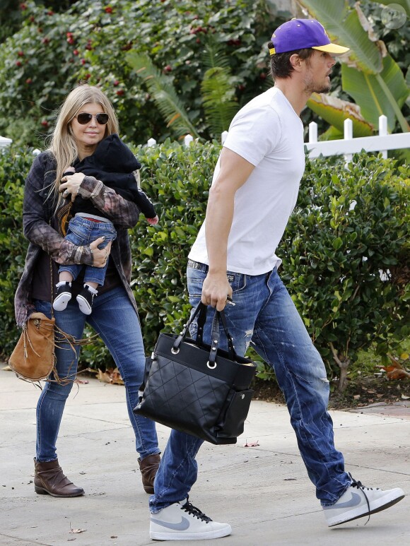Fergie en compagnie de son mari Josh Duhamel et de leur fils Axl à Brentwood, le 12 janvier 2014.