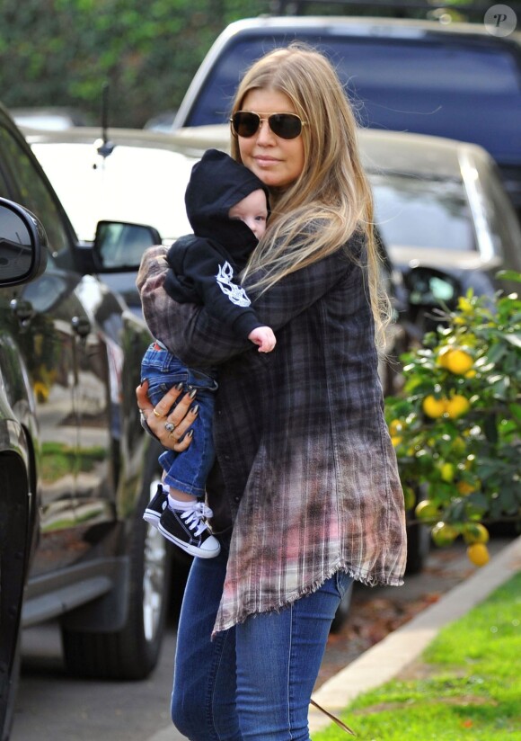 Fergie en compagnie de son mari Josh Duhamel et de leur fils Axl à Brentwood, le 12 janvier 2014.