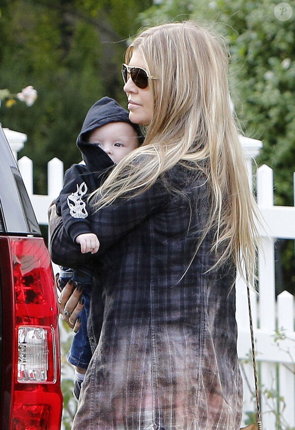 Fergie en compagnie de son mari Josh Duhamel et de leur fils Axl à Brentwood, le 12 janvier 2014.