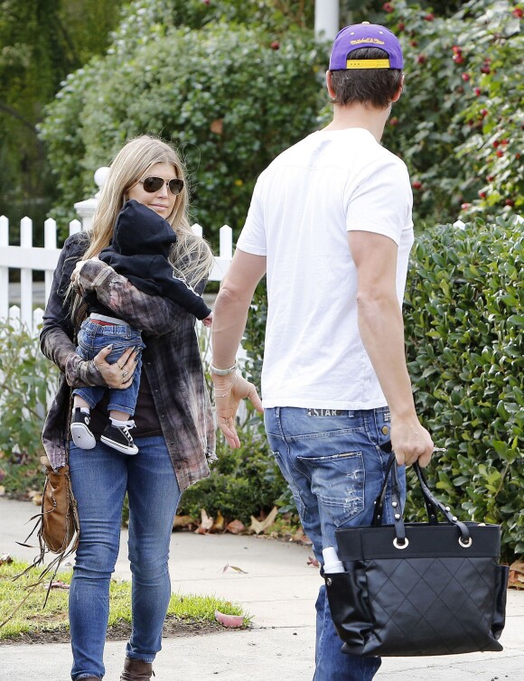 Fergie en compagnie de son mari Josh Duhamel et de leur fils Axl à Brentwood, le 12 janvier 2014.
