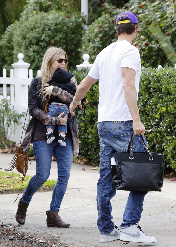 Fergie en compagnie de son mari Josh Duhamel et de leur fils Axl à Brentwood, le 12 janvier 2014.