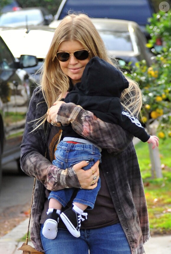 Fergie en compagnie de son mari Josh Duhamel et de leur fils Axl à Brentwood, le 12 janvier 2014.