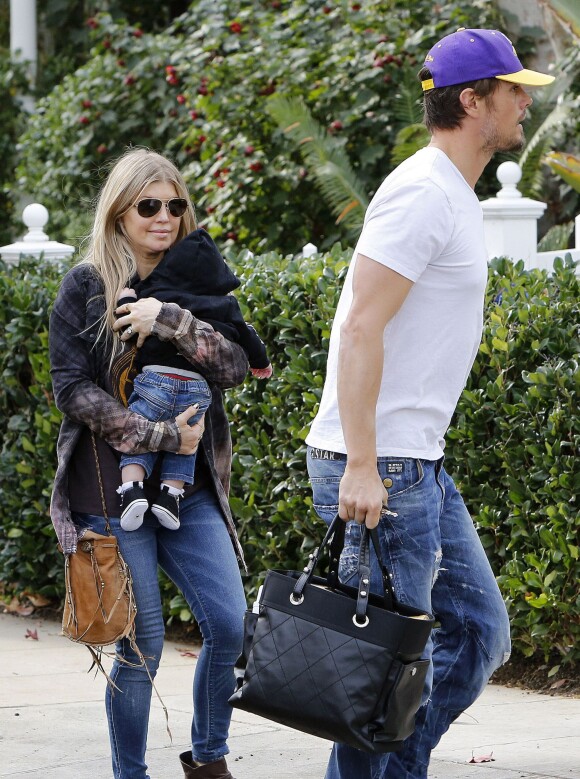 Fergie en compagnie de son mari Josh Duhamel et de leur fils Axl à Brentwood, le 12 janvier 2014.
