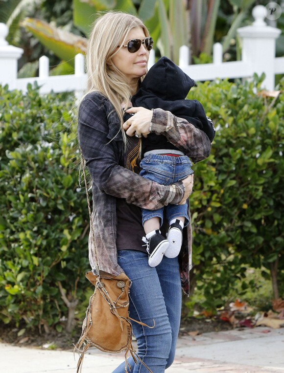 Fergie en compagnie de son mari Josh Duhamel et de leur fils Axl à Brentwood, le 12 janvier 2014.