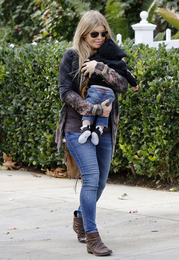 Fergie en compagnie de son mari Josh Duhamel et de leur fils Axl à Brentwood, le 12 janvier 2014.