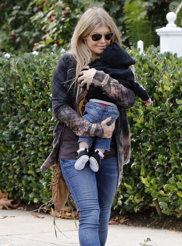 Fergie en compagnie de son mari Josh Duhamel et de leur fils Axl à Brentwood, le 12 janvier 2014.