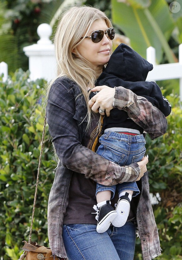 Fergie en compagnie de son mari Josh Duhamel et de leur fils Axl à Brentwood, le 12 janvier 2014.