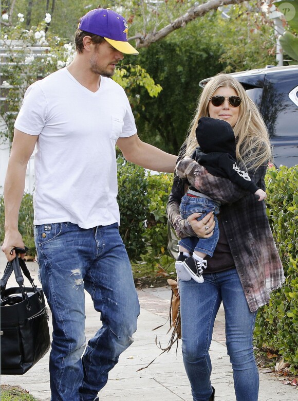 Fergie en compagnie de son mari Josh Duhamel et de leur fils Axl à Brentwood, le 12 janvier 2014.