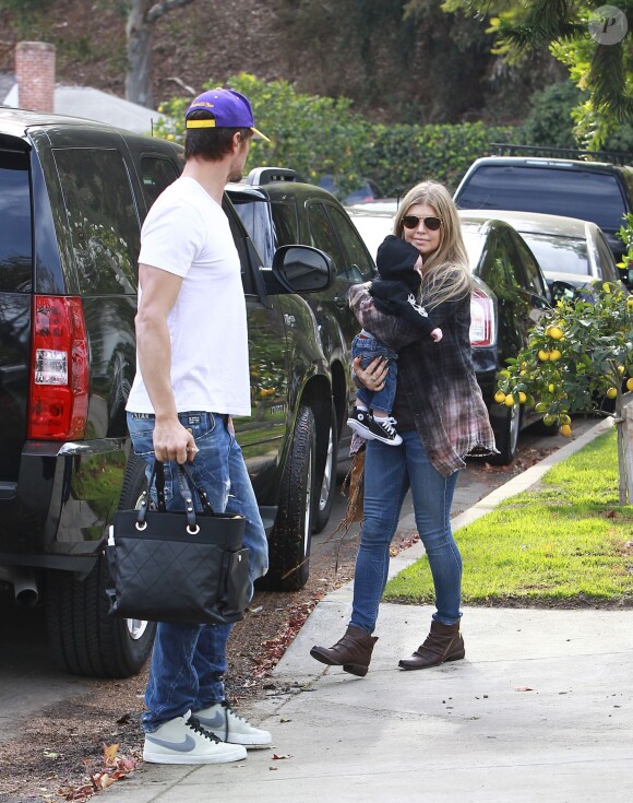 Fergie en compagnie de son mari Josh Duhamel et de leur fils Axl à Brentwood, le 12 janvier 2014.