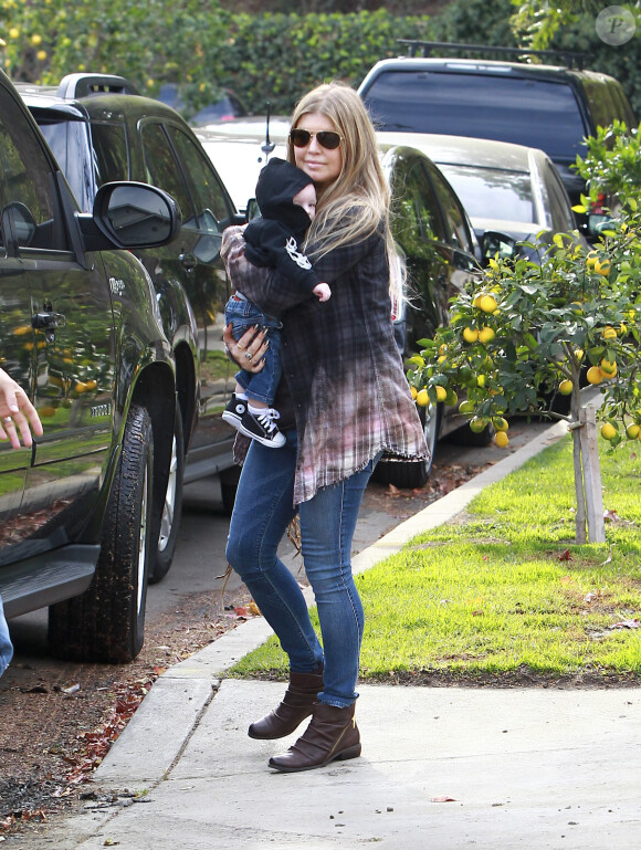 Fergie en compagnie de son mari Josh Duhamel et de leur fils Axl à Brentwood, le 12 janvier 2014.