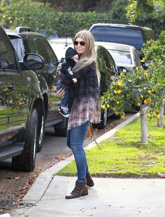 Fergie en compagnie de son mari Josh Duhamel et de leur fils Axl à Brentwood, le 12 janvier 2014.