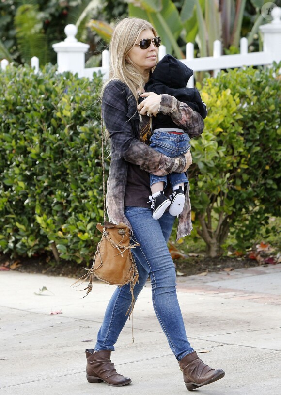 Fergie en compagnie de son mari Josh Duhamel et de leur fils Axl à Brentwood, le 12 janvier 2014.