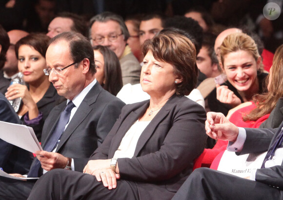 François Hollande, Martine Aubry, Manuel Valls, Julie Gayet lors de la convention d'investiture de François Hollande pour la présidentielle de 2012 à la Halle Freyssinet à Paris, le 22 octobre 2011.