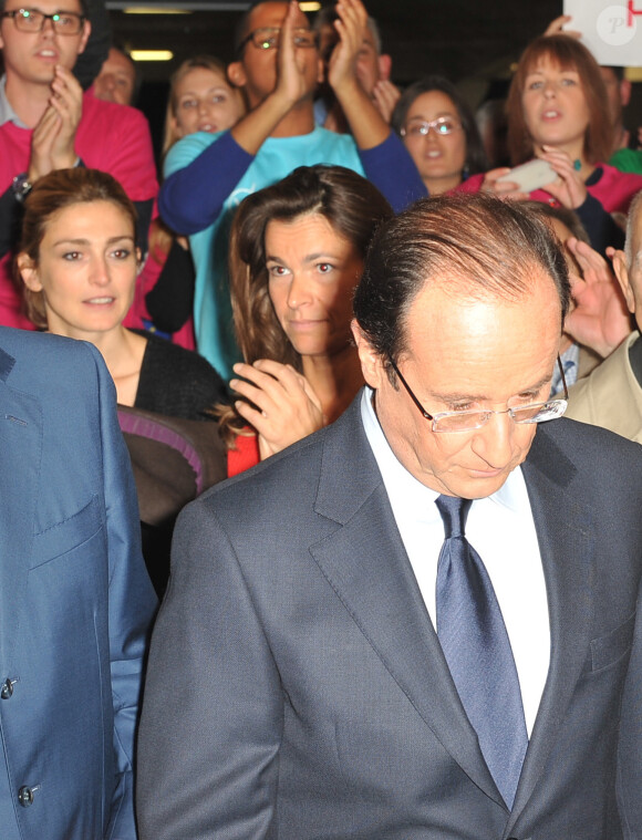 François Hollande, Julie Gayet, Aurelie Filippetti lors de la convention d'investiture de François Hollande pour la présidentielle de 2012 à la Halle Freyssinet à Paris, le 22 octobre 2011.