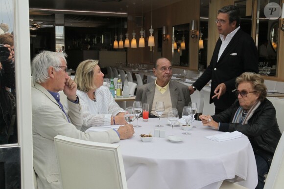 Jacques Chirac avec sa femme Bernadette, Maryvonne Pinault et un ami au restaurant Le Girelier à Saint-Tropez le 4 octobre 2013.