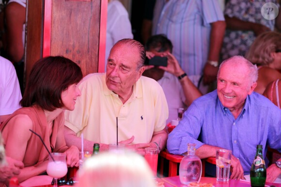 Dina Kawar, Jacques Chirac, et François Pinault à Saint-Tropez le 10 août 2012. 