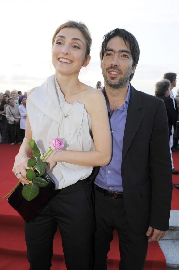 Julie Gayet et son compagnon de l'époque Emmanuel Gillibert, frère de Charles avec qui elle est associée dans la société Cinémaphore, à Cabourg le 13 juin 2009.