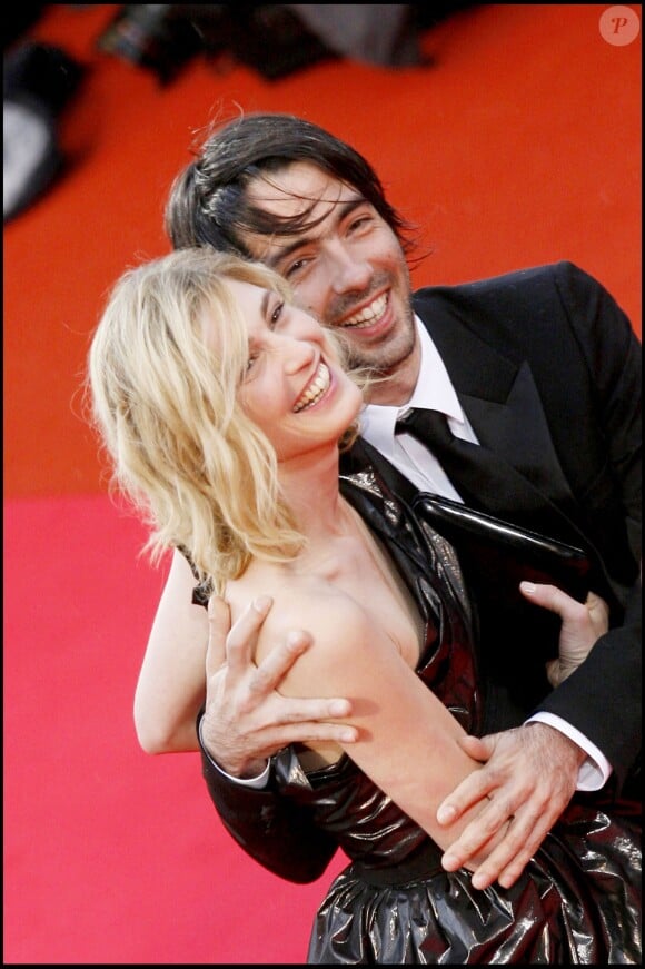 Julie Gayet et son compagnon de l'époque Emmanuel Gillibert, frère de Charles, à Cannes le 20 mai 2008.