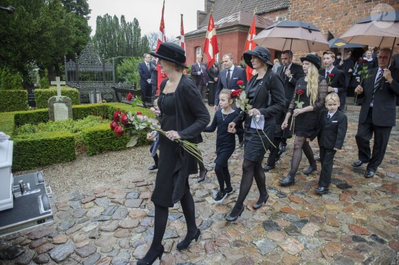 La famille de la défunte aux obsèques de la comtesse Anne-Dorte de Rosenborg, veuve du comte Christian décédé en mai 2013, à l'église de Lyngby, au nord de Copenhague, le 9 janvier 2014.