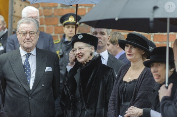 La reine Margrethe II de Danemark et son époux le prince consort Henrik assistaient le 9 janvier 2014 aux obsèques de la comtesse Anne-Dorte de Rosenborg, veuve du comte Christian décédé en mai 2013, à l'église de Lyngby, au nord de Copenhague.
