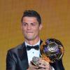 Cristiano Ronaldo, en larmes, avec le Ballon d'Or 2013 au Palais des Congrès de Zurich, le 13 janvier 2014