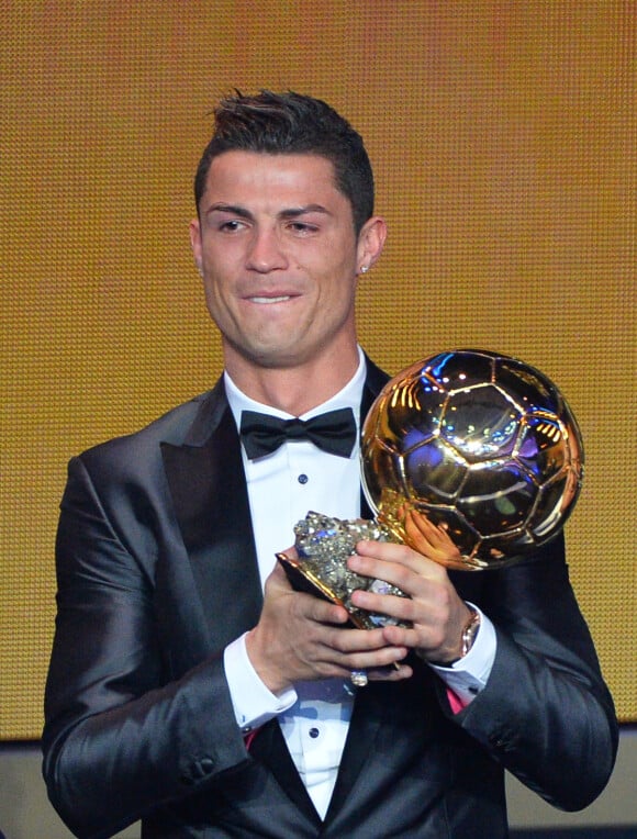 Cristiano Ronaldo, en larmes, avec le Ballon d'Or 2013 au Palais des Congrès de Zurich, le 13 janvier 2014