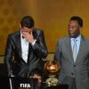 Cristiano Ronaldo, en larmes, reçoit le Ballon d'Or 2013 des mains de Pelé au Palais des Congrès de Zurich, le 13 janvier 2014
