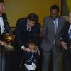 Cristiano Ronaldo, en larmes, reçoit le Ballon d'Or 2013 des mains de Pelé devant son fils Cristiano Junior, au Palais des Congrès de Zurich, le 13 janvier 2014
