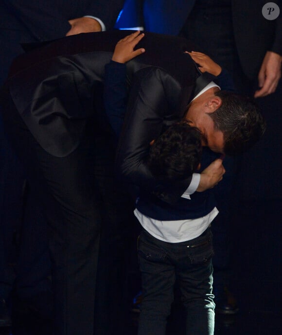 Cristiano Ronaldo, en larmes, dans les bras de son fils Cristiano Junior, au Palais des Congrès de Zurich, le 13 janvier 2014