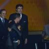 Cristiano Ronaldo, en larmes, reçoit le Ballon d'Or 2013 des mains de Pelé devant son fils Cristiano Junior, au Palais des Congrès de Zurich, le 13 janvier 2014