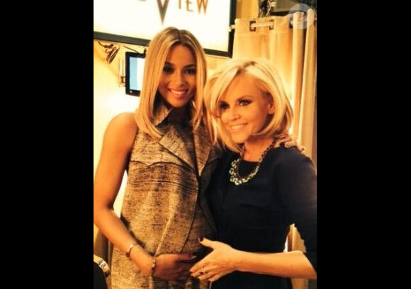 La chanteuse Ciara a dévoilé son baby bump dans l'émission The View, présentée par Jenny McCarthy, le mardi 14 janvier 2014.