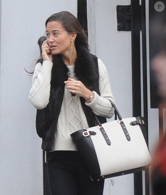 Exclusif - Pippa Middleton dans le quartier de Chelsea à Londres le 7 janvier 2014.