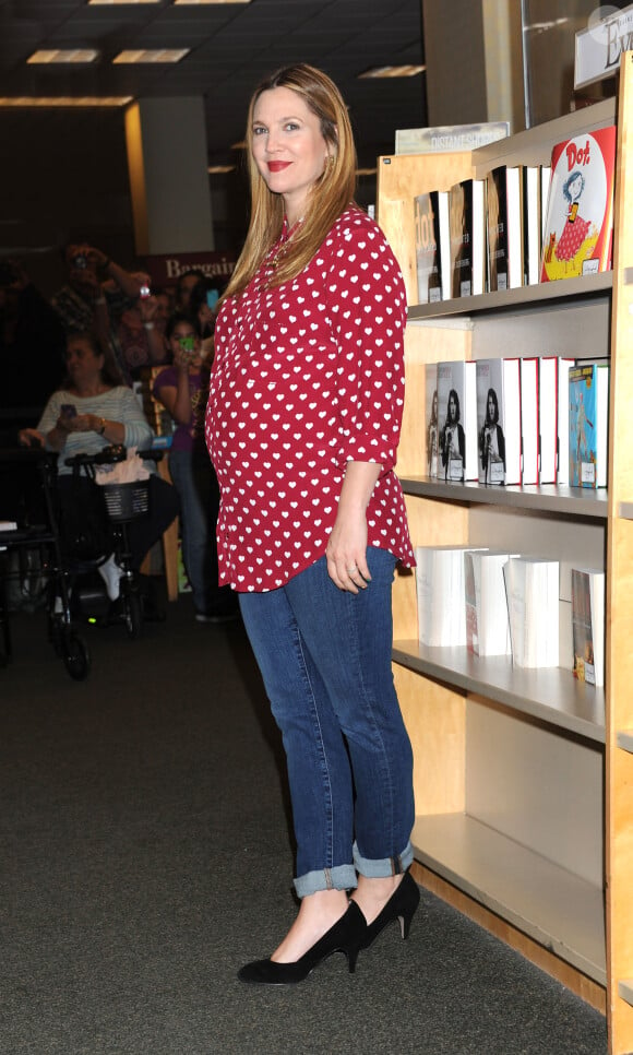 Drew Barrymore, enceinte de son second enfant, lors de la dédicace de son livre 'Find It In Everything' à Los Angeles le 15 janvier 2014