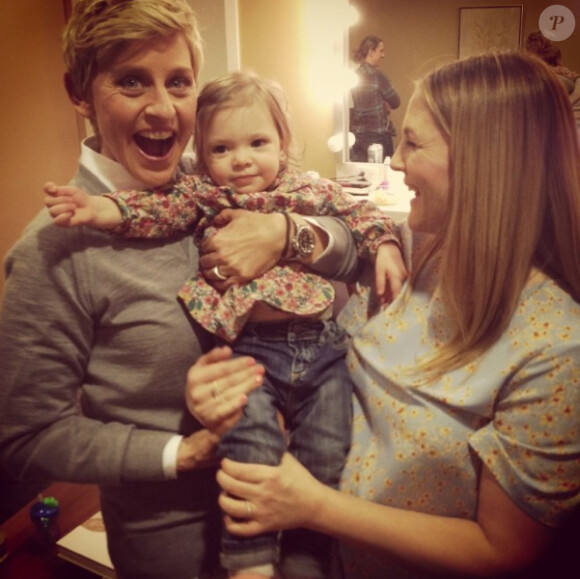 Drew Barrymore a posé avec sa fille Olive au côté d'Ellen DeGeneres dans les coulisses de son émission the Ellen DeGeneres Show. Le 10 janvier 2014.