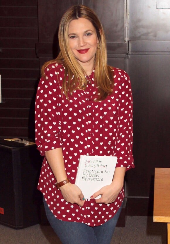 Drew Barrymore, enceinte de son second enfant avec Will Kopelman, lors de la dédicace de son livre 'Find It In Everything' à Los Angeles le 15 janvier 2014