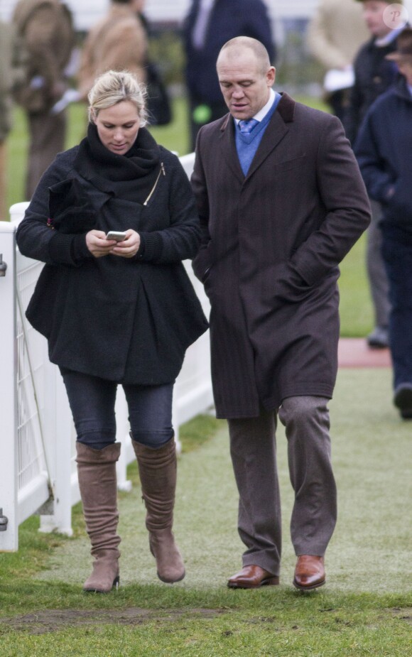 Zara Phillips, enceinte, et son mari Mike Tindall à Cheltenham le 13 décembre 2013