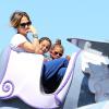 Jennifer Lopez et ses enfants Max et Emme s'amusent à Disneyland à Anaheim, le 25 aout 2013.