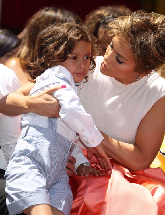 Jennifer Lopez avec son fils Max Anthony lors de la remise de médaille de Jennifer Lopez sur le "Walk of Fame" à Hollywood, le 20 juin 2013.
